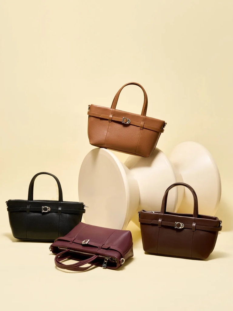 https://cdn.shopifycdn.net/s/files/1/0752/7143/8651/files/YANATARI-Genuine-leather-woman-bag-shoulder-bag-Handbags-ladies-crossbody-bags-luxury-designer-minimalism-bag-Cattle_5c49659c-f575-425d-8ac9-57b8eeebfd23.webp?v=1739282200
