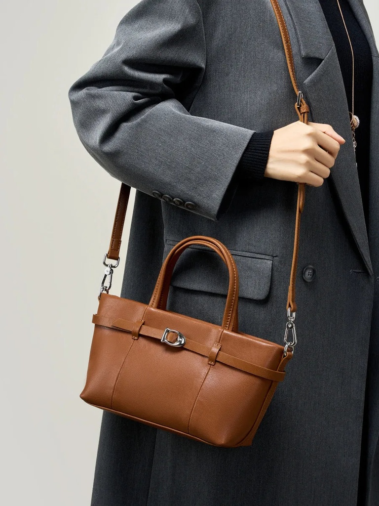 https://cdn.shopifycdn.net/s/files/1/0752/7143/8651/files/YANATARI-Genuine-leather-woman-bag-shoulder-bag-Handbags-ladies-crossbody-bags-luxury-designer-minimalism-bag-Cattle_a6f8ac8e-02e1-4d1e-96e6-5fbbc23b3b75.webp?v=1739282200