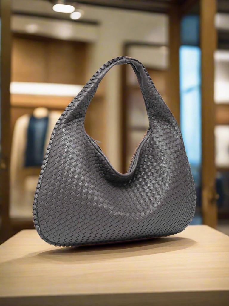 https://cdn.shopifycdn.net/s/files/1/0895/7945/4737/files/JANE_ELEGANT_HANDBAG-16.jpg?v=1730973877