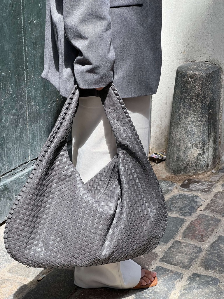 https://cdn.shopifycdn.net/s/files/1/0895/7945/4737/files/JANE_ELEGANT_HANDBAG-9.jpg?v=1729892680