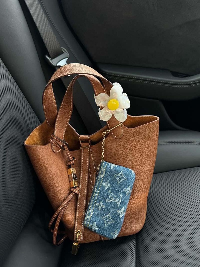 https://cdn.shopifycdn.net/s/files/1/0895/7945/4737/files/EVELYN_LEATHER_BAG-11.jpg?v=1729892784