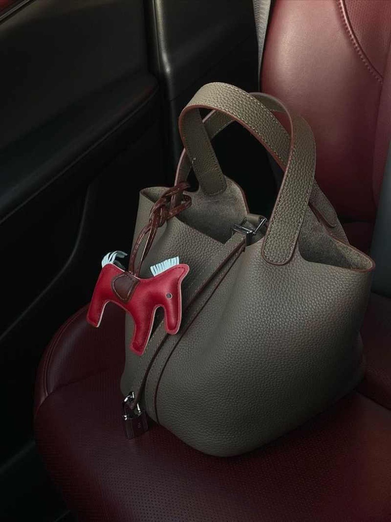 https://cdn.shopifycdn.net/s/files/1/0895/7945/4737/files/EVELYN_LEATHER_BAG-6.jpg?v=1729892766