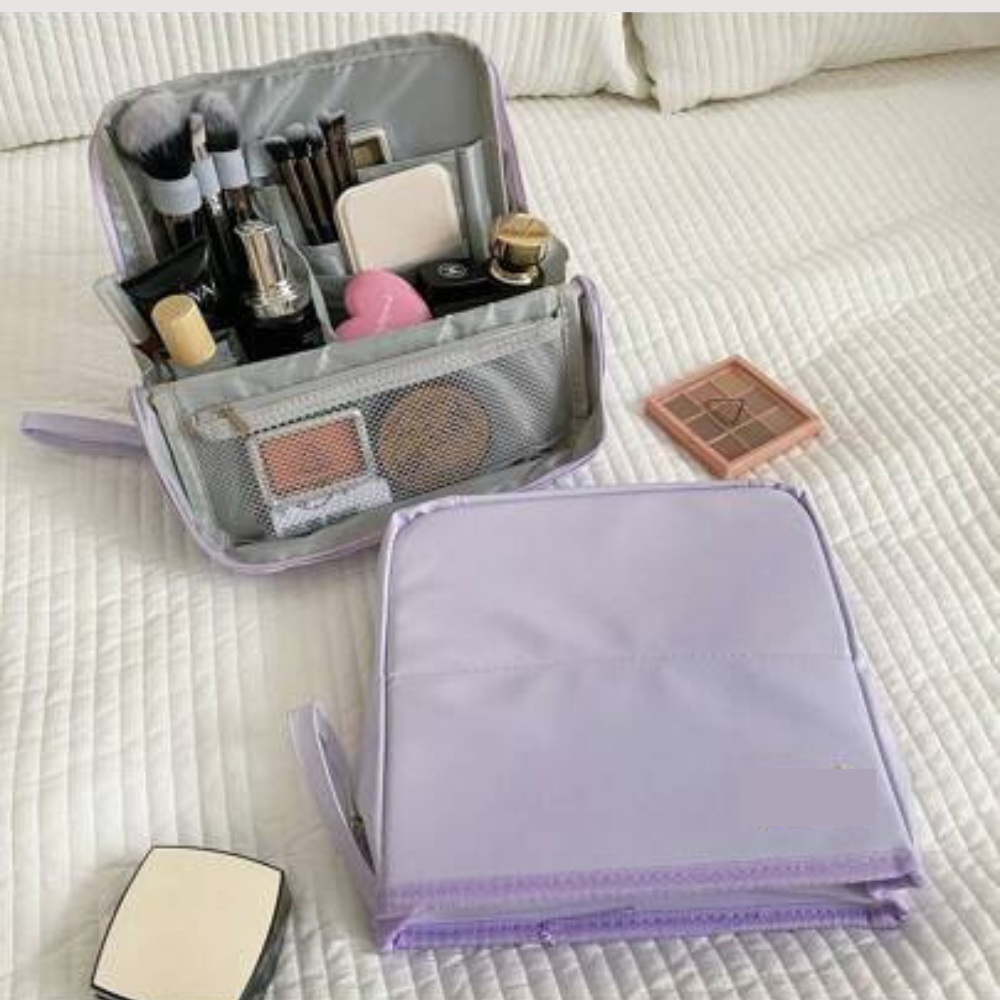 Lunaria Bloom™ – La beauty bag verticale che unisce eleganza e funzionalità.