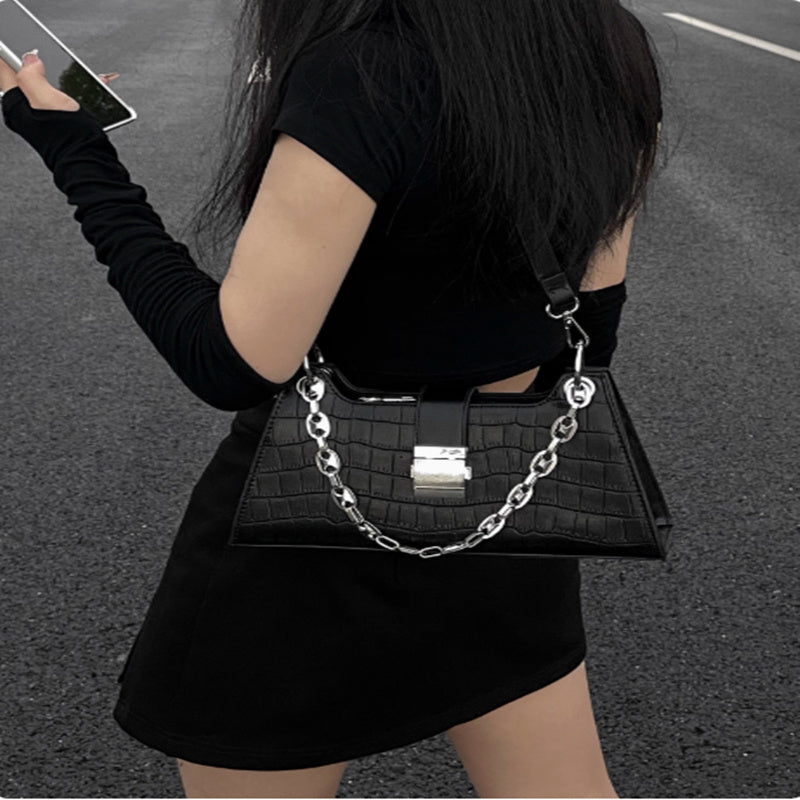 price 14.10usd weight 520g Small Niche Design, High-end And Western-style One Shoulder Baguette Bag For Women