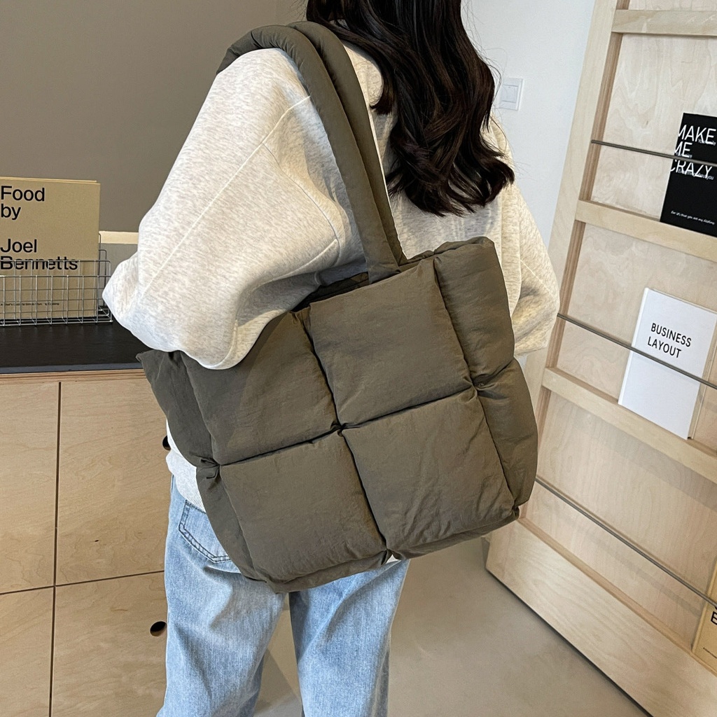 Down diamond tote bag for women's single shoulder underarm puff bag, solid color portable cotton jacket bag, large capacity commuting underarm bag