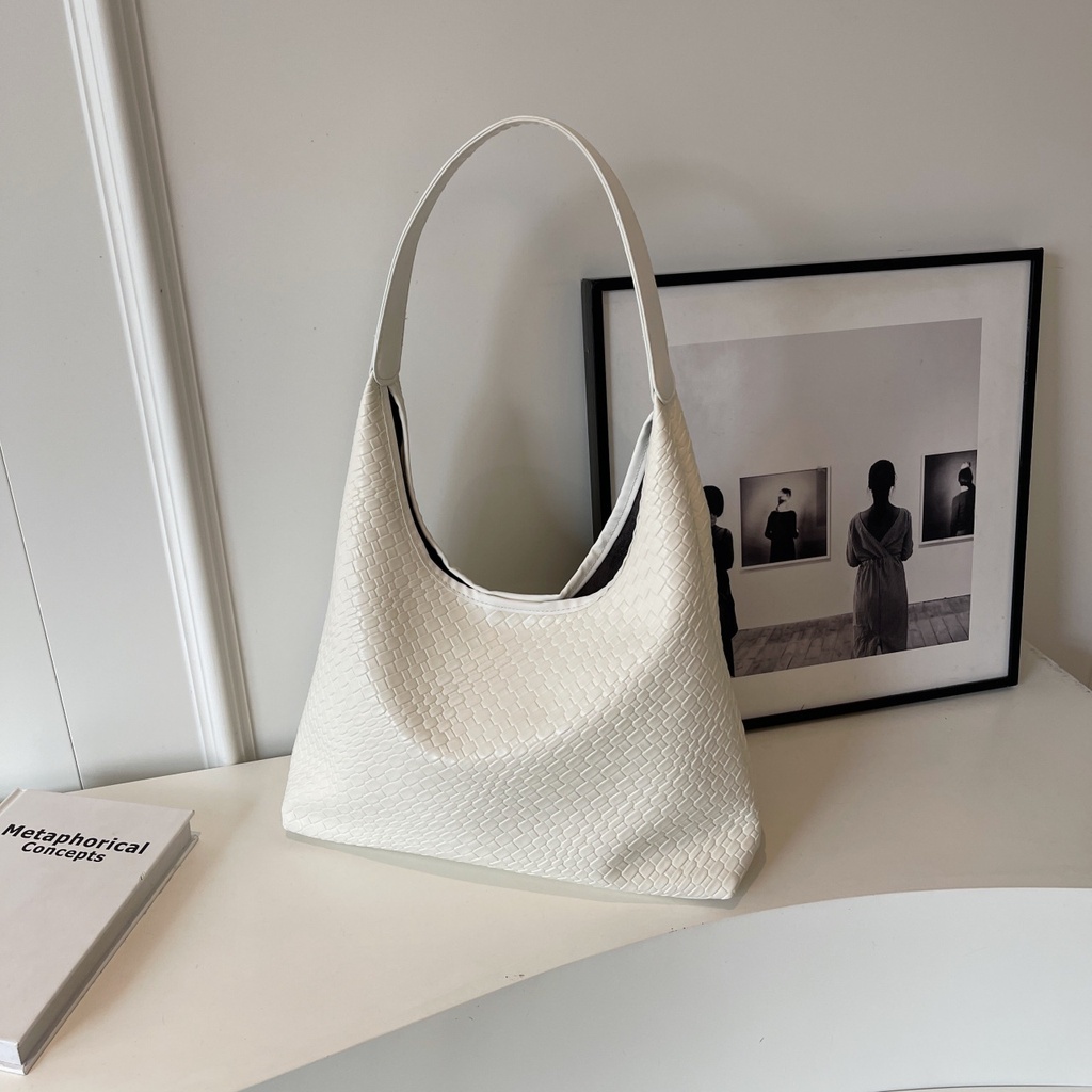 Retro Fashion Woven Embossed Bag for Women's 2023 New Autumn/Winter Small and High end Commuting Underarm Shoulder Bag