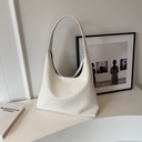 Retro Fashion Woven Embossed Bag for Women's 2023 New Autumn/Winter Small and High end Commuting Underarm Shoulder Bag