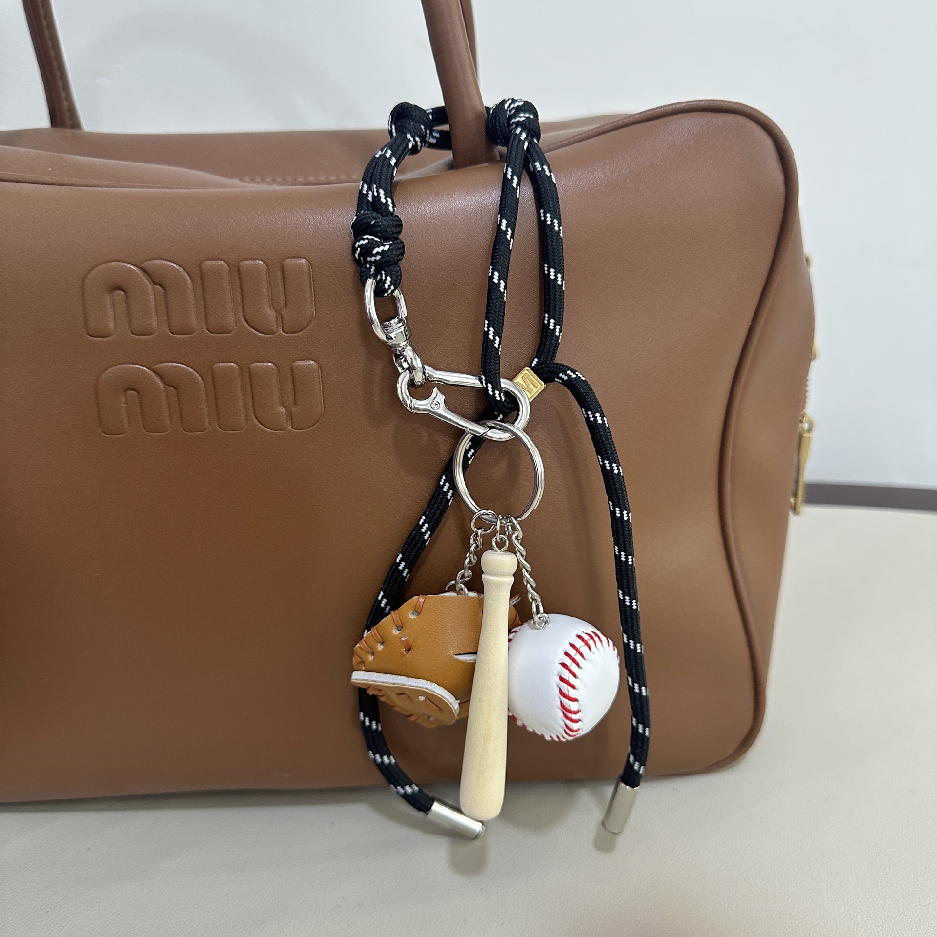 Black M-button+baseball pendant