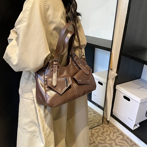 Price 7.21
USD, Weight 670g Autumn And Winter Retro Large Capacity Leisure Commute Shoulder Messenger Bag