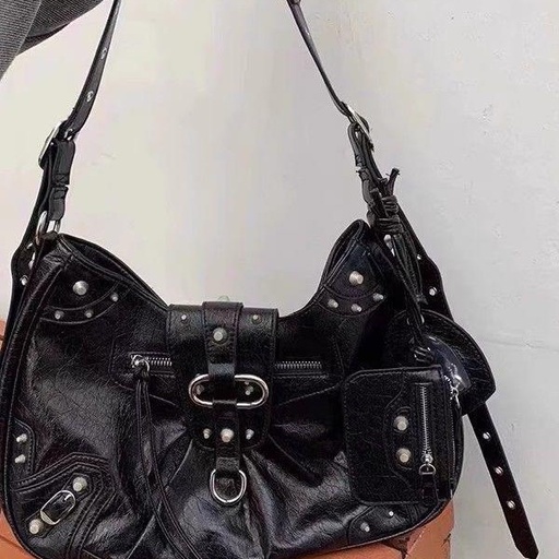 Retro motorcycle bag with rivets, single shoulder armpit diagonal cross bag, niche spicy girl, large capacity commuting tote bag