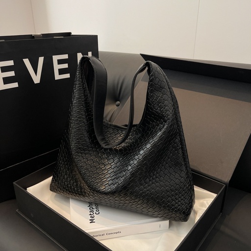 Retro Fashion Woven Embossed Bag for Women's 2023 New Autumn/Winter Small and High end Commuting Underarm Shoulder Bag